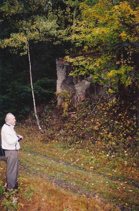 Před vstupem do šachty Eliáš v roce 2002
