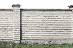 Maximální soukromí zajistí zděný plot, který můžete postavit z přírodního kamene, cihel, vypálených tvarovek, betonu nebo betonových plotovek.