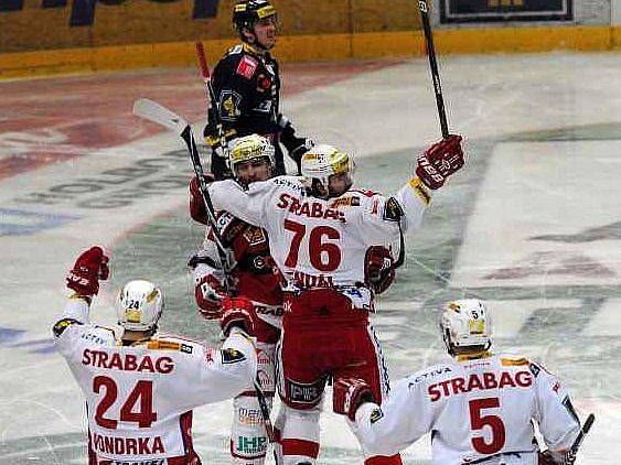 Hokejisté Slavie se radují z branky do sítě Liberce.