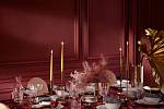 Sváteční stůl s bavlněným ubrusem v červené barvě s motivem vánoční hvězdy