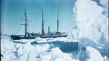Loď Endurance drcená ledem a sněhem. Muži Ernesta Shackletona z ní stihli uniknout dříve, než byla zcela zničená.
