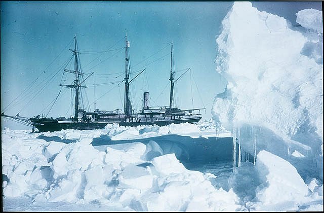 Loď Endurance drcená ledem a sněhem. Muži Ernesta Shackletona z ní stihli uniknout dříve, než byla zcela zničená.