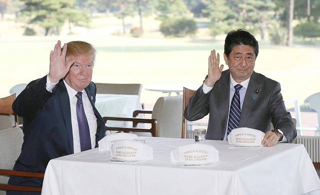 Prezident Donald Trump s japonským premiérem Šinzóem Abem