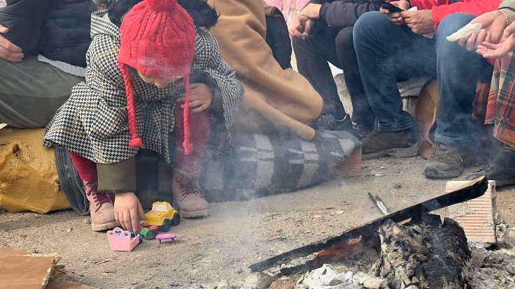 Lidé, kteří přišli o domov v ulicích tureckého města Adiyaman po zemětřeseních z 6. a 7. února 2023 na snímku z 10. února 2023