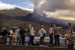Turisté sledují 26. října 2021 erupci sopky Cumbre Vieja na ostrově La Palma