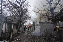 Požár po ruském bombardování Mariupolu.