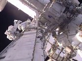 Astronauti Shane Kimbrough a Thomas Pesquet dnes úspěšně pracovali v otevřeném kosmu vně Mezinárodní vesmírné stanice (ISS).