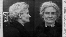 Violet Gibsonová na policejním identifikačním snímku krátce po atentátu. Na italského diktátora stačila vystřelit jen jednou, pak ji napadl dav Mussoliniho příznivců. Zatčení policií ji nejspíš zachránilo