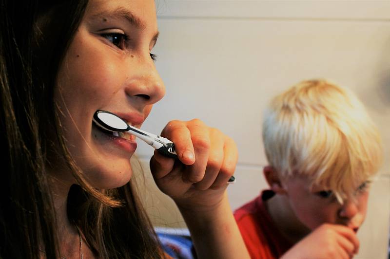 Hůře se zubními kazy jsou na tom ale podle zjištění vědců děti bohatých rodičů. Ilustrační foto.