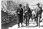 Tomáš Garrigue Masaryk v doprovodu česko-německo-izraelského židovského filozofa Samuela Hugo Bergmanna (po Masarykově levici) a českého konzula v Jeruzalémě (zcela vpravo) při návštěvě Jeruzaléma