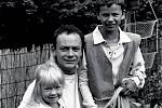 Táta Ivan se synem Vojtou a dcerou Lenkou v Brémách (1989).