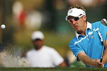 Člen evropského týmu na Ryder Cupu, Brit Ian Poulter, na dvanácté jamce během sobotních fourballů.