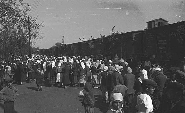 Ukrajinští civilisté na nádraží během druhé světové války