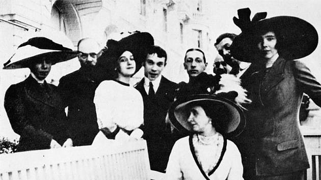 Členové světoznámého tanečního souboru Ballets Russes (Ruský balet), který jako první uvedl Stravinského dílo Svěcení jara. Stravinskij je třetí zprava.