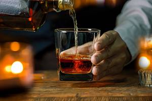 Investovat peníze lze i do prémiového alkoholu. Češi se nejčastěji obracejí k tradičním značkám skotské whisky nebo ke koňakům. 