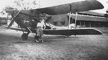Odvážná pilotka se svým prvním dvouplošníkem de Havilland DH.60 Gipsy Moth v Indii
