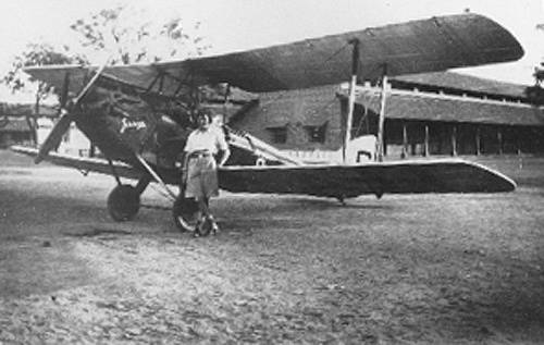 Odvážná pilotka se svým prvním dvouplošníkem de Havilland DH.60 Gipsy Moth v Indii