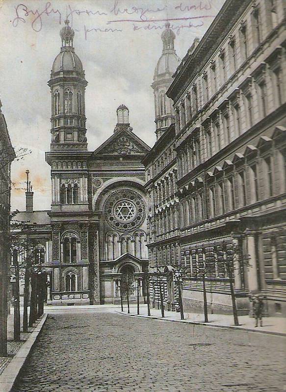 Vinohradská synagoga na dobové pohlednici z roku 1910