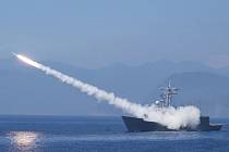 Fregata třídy Cheng Kung námořnictva Čínské republiky vypouští protiletadlovou střelu během vojenskéhho svičení 26. července 2022.