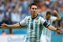 Fotbalový mág Lionel Messi se raduje z gólu proti Nigérii.