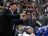 Trenér Vladimír Růžička na střídačce hokejové reprezentace.