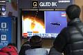 Lidé na nádraží v Soulu sledují v televizi řízenou střelu, kterou testovala KLDR