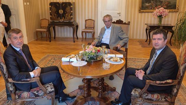 Prezident Miloš Zeman (uprostřed) se 4. července 2019 na zámku v Lánech setkal s premiérem Andrejem Babišem (vlevo; ANO) a vicepremiérem Janem Hamáčkem (ČSSD)