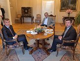 Prezident Miloš Zeman (uprostřed) se 4. července 2019 na zámku v Lánech setkal s premiérem Andrejem Babišem (vlevo; ANO) a vicepremiérem Janem Hamáčkem (ČSSD)