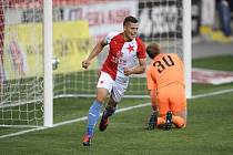 Utkání 26. kola první fotbalové ligy: Slavia Praha - FK Jablonec, 30. května 2020 v Praze. Zleva Tomáš Holeš ze Slavie překonává brankáře Jablonce Vlastimila Hrubého