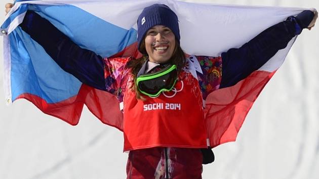 Snowboardistka Eva Samková se raduje ze zlaté medaile na olympijských hrách v Soči.