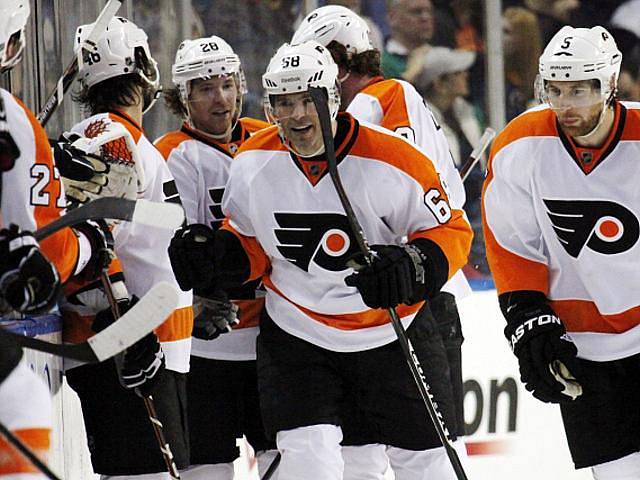 Český hokejový útočník Jaromír Jágr se spoluhráči z Philadelphie Flyers.