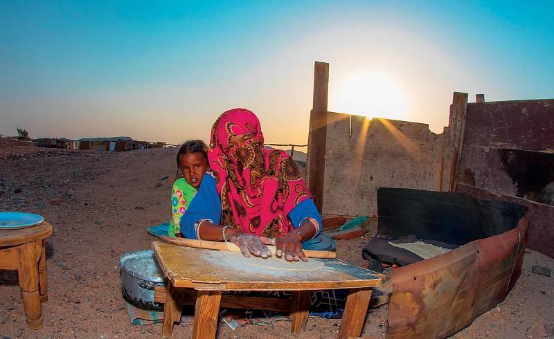 Ženy v Egyptě, hlavně ty, které žijí na vesnicích a beduínské ženy, nechodí v naprosté většině do zaměstnání – starají se o děti a manžela.