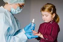 Dětští praktičtí lékaři si stěžují na nedostatek ochranných pomůcek v době koronaviru, přesto ordinace drží otevřené.