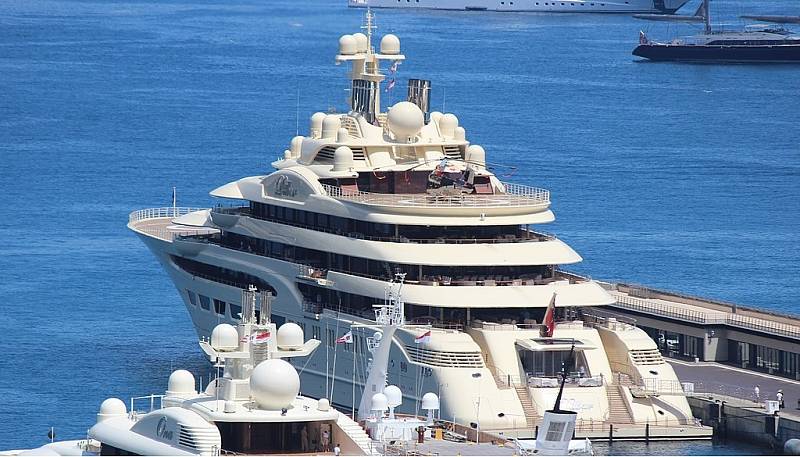 Jachta Dilbar patří mezi největší na světě. Patřila ruskému miliardáři Ališerovi Usmanovi.