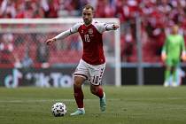 Dánský fotbalista Christian Eriksen bude hrát za Brentford.