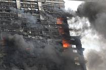 Požár výškové budovy v Číně