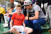 Jan Koukal pomáhá mladým squashistům