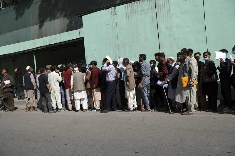 Afghánci ve frontě na víza před íránskou ambasádou v Kábulu, 15. srpna 2021