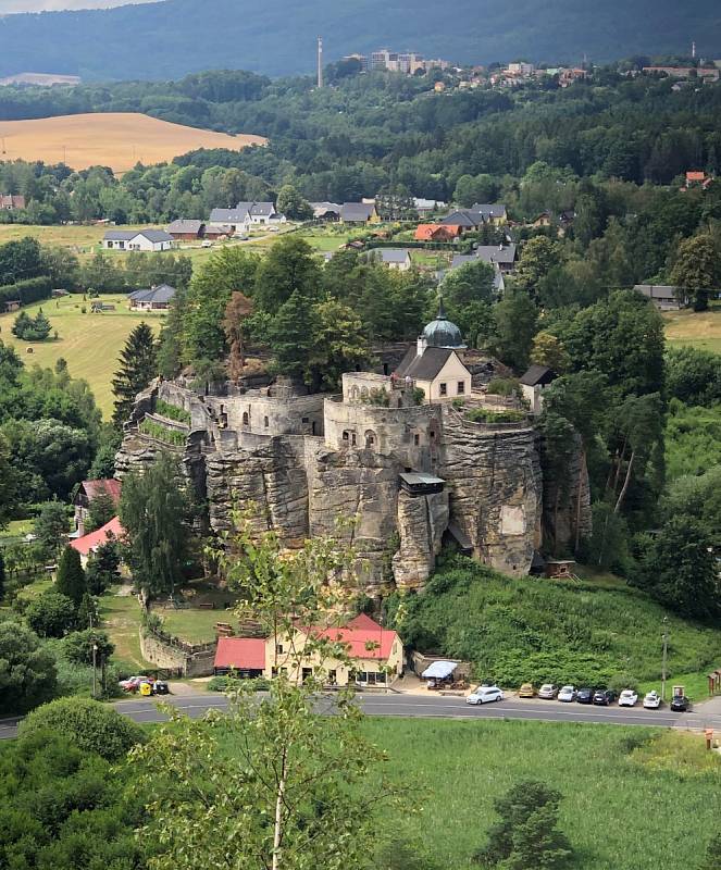 Pohled na skalní hrad Sloup