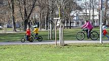 Děti s přilbou na kolech