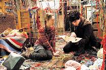 HRDINOVÉ PRO DĚTI. Doon (Harry Treadaway) a Lina (Saoirse Ronanová) se přesvědčí, že zvědavost a odvaha jsou cenné vlastnosti.