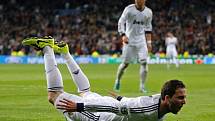 Gonzalo Higuaín z Realu Madrid střílí gól.