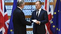 Britský velvyslanec při EU Tim Barrow přinesl předsedovi Evropské rady Donaldu Tuskovi dopis oznamující brexit  
