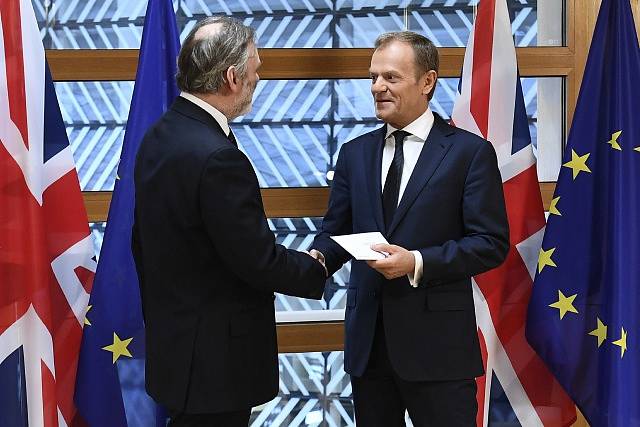 Britský velvyslanec při EU Tim Barrow přinesl předsedovi Evropské rady Donaldu Tuskovi dopis oznamující brexit  