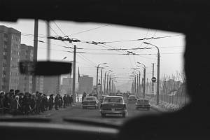 Jízda prezidentské kolony, vezoucí Leonida Brežněva a amerického prezidenta Geralda Forda během summitu ve Vladivostoku v roce 1974. Podobně vypadala jízda o pět let dříve, kdy na Brežněvův ZiL začal střílet atentátník. Sovětský vůdce ale ve voze nebyl