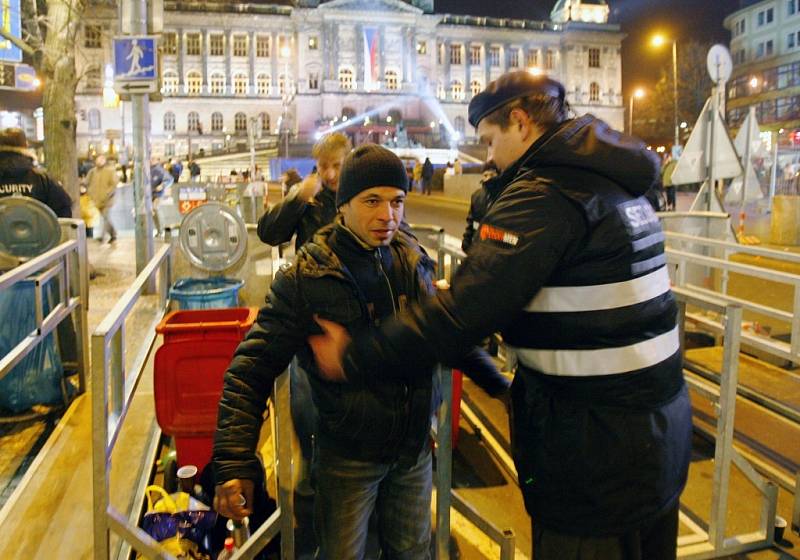 Na Václavském náměstí se konal Mejdan roku. Na místo nemohli lidé se zbraněmi ani s lahvemi alkoholu.