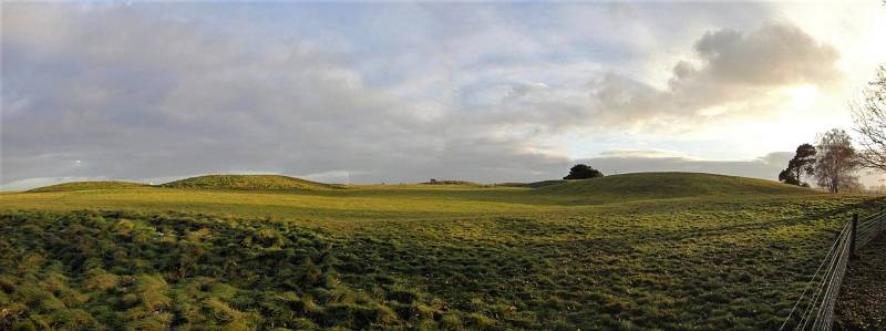 Archeologické naleziště v Sutton Hoo, kde byly objeveny mohyly s pohřebištěmi Anglosasů. Pohřebiště pochází ze 6. a 7. století našeho letopočtu.