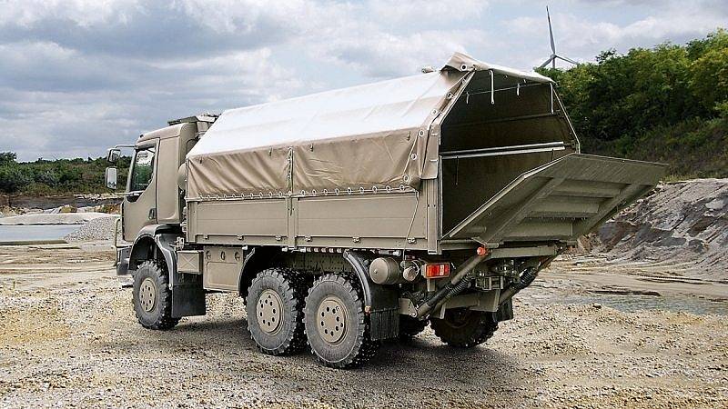 Tatra Tactic 6x6 – vojenský valník se zdvihací plošinou.