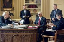 Michael Flynn (vpravo) ještě jako nejbližší Trumpův poradce v Oválné pracovně Bílého domu necelý týden po inauguraci.