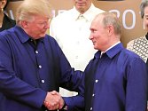 Donald Trump a Vladimír Putin na summitu APEC ve vietnamském Danangu v loňském roce